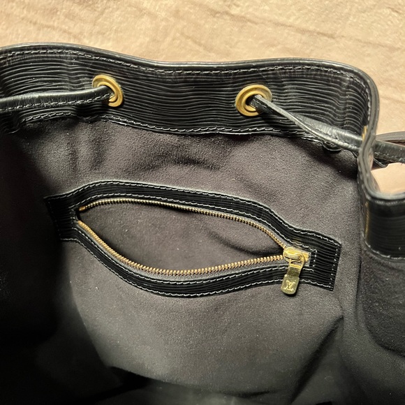 Authentic Louis Vuitton Black Epi Leather Neo Drawstring Bucket Bag - Picture 11 of 16